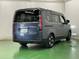 後席の窓には外から車内が見えにくくなるプライバシーガラスを採用。周りを気にせずリラックスして過ごせます