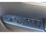 運転席側に窓の操作ボタンがあります。ロック機能が付いているのでお子様連れでも安心です。