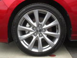 18インチ純正アルミホイールを装備。タイヤサイズは215/45R18となります。