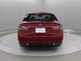 リヤコンビネーションランプは、L字型のテールランプ形状を強調したLEDを採用し、LEXUSであることを鮮やかに主張するとともに先進性を演出しています。