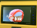 映像を鮮やかに映し出し、車内時間をより楽しく。休憩時などに、リラックスしたひとときを提供します。