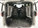 3列目シートは跳ね上げ式で折りたたみ可能です。キャンプ用品など大きな荷物もばっちり収納可能です。