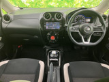 運転席周りは、シンプルで機能的なデザイン。操作しやすい配置で、快適なドライビングをサポートします。
