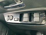 握りやすいステアリングは、運転操作をスムーズに。オーディオやハンズフリー通話の操作も可能で、快適な運転をサポートします。