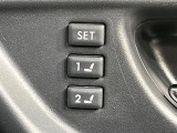 【メモリー機能付きパワーシート】ドライバーごとに設定したシート位置を記憶して、ボタン一つで切り替えできる便利な機能!運転する方が複数名いらっしゃるご家庭におすすめです♪