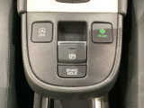 セレクトレバーの下に電子制御パーキングブレーキがあります。スイッチひとつで、停車した地点の傾斜などをシステムが検知・判断してブレーキ力を自動的に制御し、しっかり停車できるパーキングシステムです。