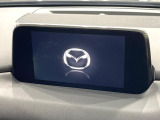 【マツダコネクト】車内の雰囲気にマッチした一体型タイプのディスプレイ。各種車輌設定やBluetooth再生等、様々な機能が楽しめます。専用SDカードのご購入で、ナビ機能も使用出来ます。