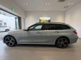 BMWではロングホイールベースの採用をしており、すべての車種に適用され、走行中の安定感の向上されております。また室内空間の広さにも貢献しております。