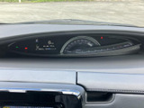 視認性の高いメーター類で、運転に必要な情報を的確に把握できます。スポーティーなメーターデザインも魅力です。