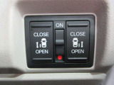 両側電動スライドドアです。お買い物で両手がふさがっているときなど大変便利です!