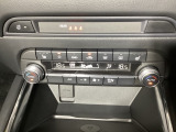 温度の設定のみで快適な風量やモードなどを自動調整してくれるフルオートエアコンを装備!
