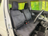 運転席まわりには十分なスペースがあり、大柄な方でもゆったり運転していただける環境です。