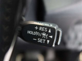アダプティブクルーズコントロール機能付きです。走行中に先行車の様子を検知しながら、設定した車速の範囲内で先行車との距離のキープを支援します。詳細は販売店スタッフまでおたずねください。