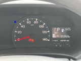 走行距離や速度など、運転に必要な情報をひと目で確認できます。デジタル表示で視認性も高く、安全運転をサポートします。