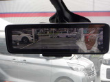 日産のスマート・ルームミラーは内蔵モニターで後方の状況をクリアな画像で確認でき、通常のルームミラーに切り替えて後席の様子を確認することもできます。