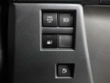 オートマチックハイビームとは、先行車や対向車のライトを認識し、ハイビームとロービームを自動で切り替える機能です。夜道の視界を確保します。詳細は販売店スタッフまでおたずねください。