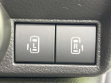 【両側パワースライドドア】スマートキーや運転席のスイッチで後席両側スライドドアの開閉が可能♪電動だから力を入れてドアを開ける必要が無く、小さなお子様でも簡単に開け閉めでき快適です♪