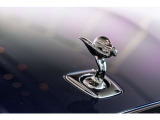 Rolls-Royceの象徴であるスプリットオブエクスタシーが輝きます。