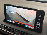 バックカメラを装備!後退時にナビ画面へ車両後方の映像を表示し、目視では確認しにくい場所の安全確認をサポート。狭い駐車場での車庫入れや縦列駐車にも役立つ、嬉しい装備です。