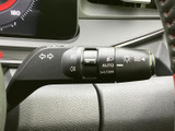 操作しやすい位置に配置されたウインカーレバーで、安全な車線変更をサポート。確実な操作感で、安心して運転できます。