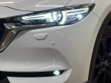 【LEDヘッドライト】悪天候や夜間走行時も良好な視界を確保し安心して運転できる高輝度LEDヘッドライトを装備!点灯速度が早く、消費電力も抑えられています。
