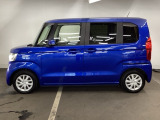 狭い駐車場でも、スライドドアならチャイルドシートへのお子さまの乗降や荷物の積載もスムーズ。とても便利な【助手席側。電動スライドドア】ドアハンドを少し引くだけでリアドアが自動開閉します。