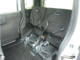 ◆チップアップ&ダイブダウン機構付リアシート◆倒して、はね上げて。変化するシートで空間を乗る人に合わせて有効に使えます!