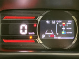 視認性の高いメーターで、走行状況を的確に把握。運転に必要な情報を一目で確認できます。夜間でも見やすく、安全運転をサポートします。
