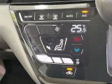【オートエアコン】一度お好みの温度に設定すれば、車内の温度を検知し風量や温度を自動で調整。暑い&hellip;寒い&hellip;と何度もスイッチ操作をする必要はありません。快適な車内空間には必須の機能ですね♪