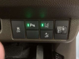 ハンドルの右側にはヘットライトリベライザーとHondaセンシング用のメインスイッチがついています。ヘッドライトリベライザーは道路状況や積荷の加重に応じてライトの高さを調節できます。