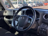 運転席からの視界は広く、運転しやすいです。シートの形状も工夫されており、長時間の運転でも疲れにくいでしょう。快適な空間です。
