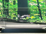 【カラーヘッドアップディスプレイ】現在の速度や走行情報をデジタル表示で運転席前方のガラスに投影!カラー付きで視認性も高く、運転中目線をずらさず必要な情報を確認できるのでとっても便利で安心!