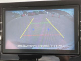 バックカメラはシフトレバーを「R」にすると、後方の映像をモニターに表示。