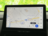 鮮明な地図表示で、運転中の視認性が向上。スムーズなルート検索で、初めての道でも安心です。目的地設定も直感的に操作できます。