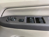 【電動格納ミラー】サイドミラーは電動格納式となっており、狭い駐車場でもキズがつくリスクを抑えられます。
