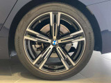 BMWの純正アロイホイールは軽量かつ強度にも優れているホイールで走行性能を引き上げる設計になっております。足元にもBMWは妥協がなくこだわっている個所になります。