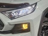 【LEDヘッドライト】悪天候や夜間走行時も良好な視界を確保し安心して運転できる高輝度LEDヘッドライトを装備!点灯速度が早く、消費電力も抑えられています。