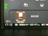 パーキングセンサーシステムは走行中に障害物が迫ると音と表示でお知らせ、低速走行時時の安心感を高めます