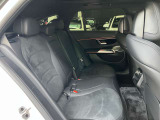 メルセデスのシートは少し硬めになっております。長時間の運転の際、適度な反発があることでお尻や腰の負担を減らす効果が御座います。