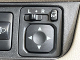【電動格納ミラー】サイドミラーは電動格納式となっており、狭い駐車場でもキズがつくリスクを抑えられます。