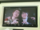 停車中には、TVの視聴を楽しめます。休憩時間などに、リラックスして映像を楽しむことができます。