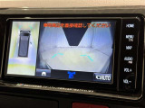 パノラミックビューモニターを装備。駐車場や交差点でクルマを真上から見るように周囲を確認できます。機能の詳細は販売店スタッフまでおたずねください。