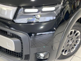 【LEDヘッドライト】悪天候や夜間走行時も良好な視界を確保し安心して運転できる高輝度LEDヘッドライトを装備!点灯速度が早く、消費電力も抑えられています。