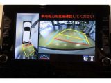 パノラミックビューモニター付きです。車両を上から見たような映像をディスプレイ画面上に表示。運転席からの目視だけでは見にくい、車両周辺の状況をリアルタイムでしっかり確認できます。