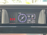 後方の状況を把握しやすいバックモニターが搭載。駐車時の安全性を高め、狭い場所でもスムーズな駐車をサポートします。