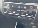 【オートエアコン】一度お好みの温度に設定すれば、車内の温度を検知し風量や温度を自動で調整。暑い&hellip;寒い&hellip;と何度もスイッチ操作をする必要はありません。快適な車内空間には必須の機能ですね♪