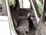 フロント広々、ベンチシートの運転席は、ハイトアジャスターが付いているので、快適にドライブができます。ハンドルはチルトステアリングで、ハンドル位置を上下に調節できます。