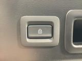 「キーを携帯」「車両電源OFF」「すべてのドアが閉まっている」これらの条件を満たす時にリアゲートロックスイッチを押しゲートを閉めると、すべてのドア、リアゲート、給油口が施錠されます。