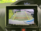 後方確認がしやすいように、カメラの映像をクリアに表示。駐車時の安全性を高め、運転をサポートします。