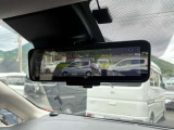 スマートルームミラーは室内の荷物などで後方の視界が遮られても、カメラの映像を直接ルームミラーに表示することができ、視界を確保できます。